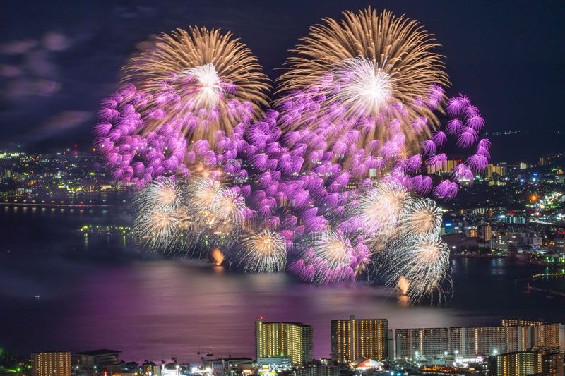 滋賀県の琵琶湖で開催される「びわ湖花火大会」の様子