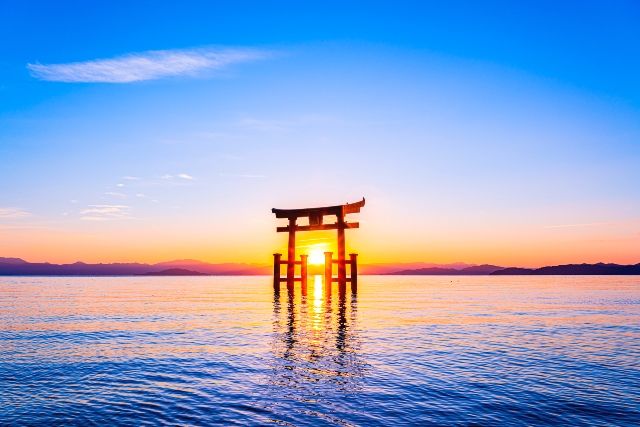 白须神社鸟居上的滋贺琵琶湖日出