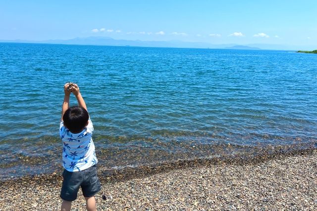 滋賀　琵琶湖で遊ぶ子供