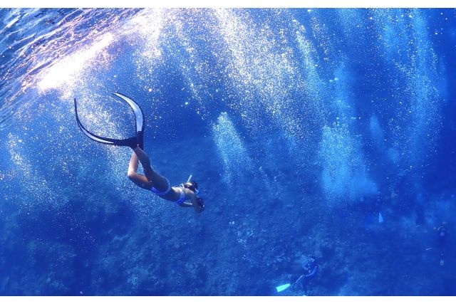 一位女士在 Irabu Marine Tour OneByOne 的陪伴下享受宫古岛蓝洞浮潜之旅