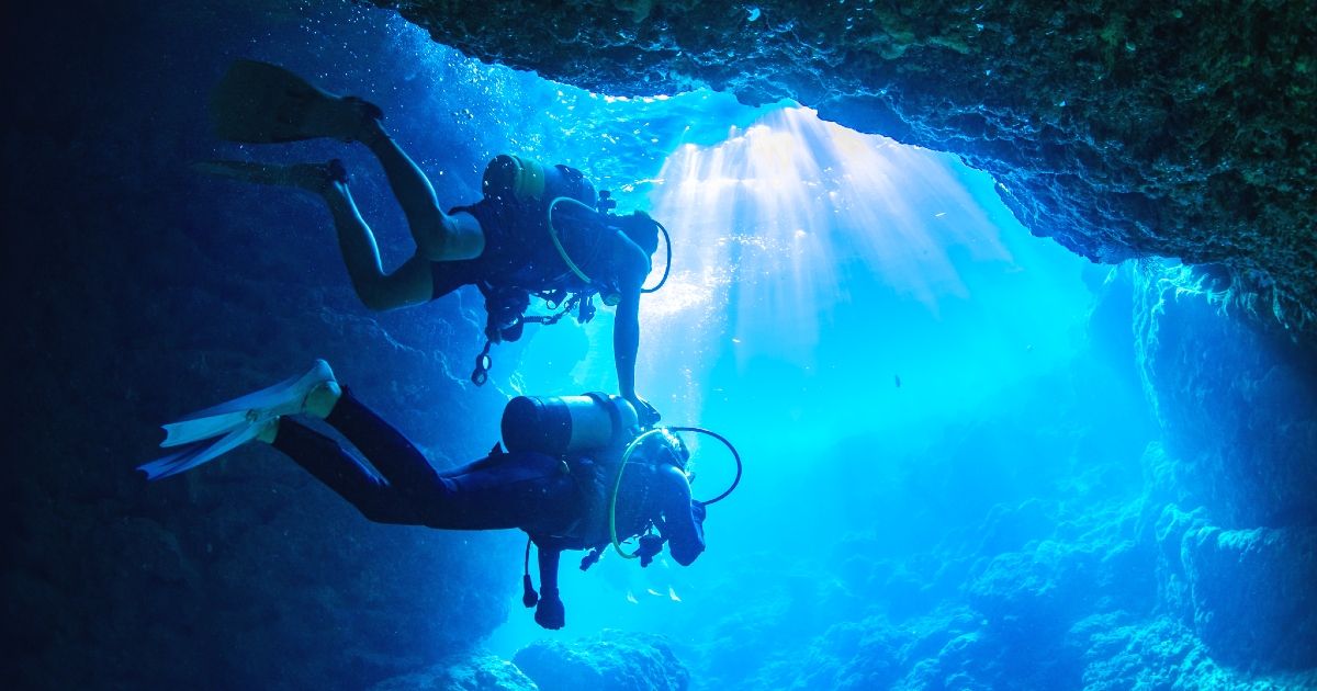 Is it scary to dive in the blue cave? Is it OK for beginners?