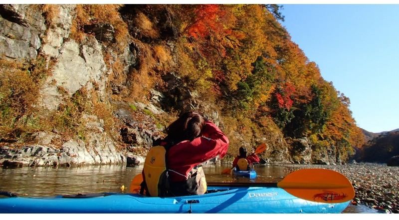 Couple enjoying kayaking in Nagatoro Blue Planet Kayaks (Blue)