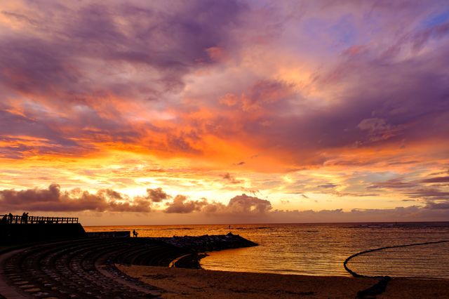 沖縄・北谷サンセットビーチの夕焼け