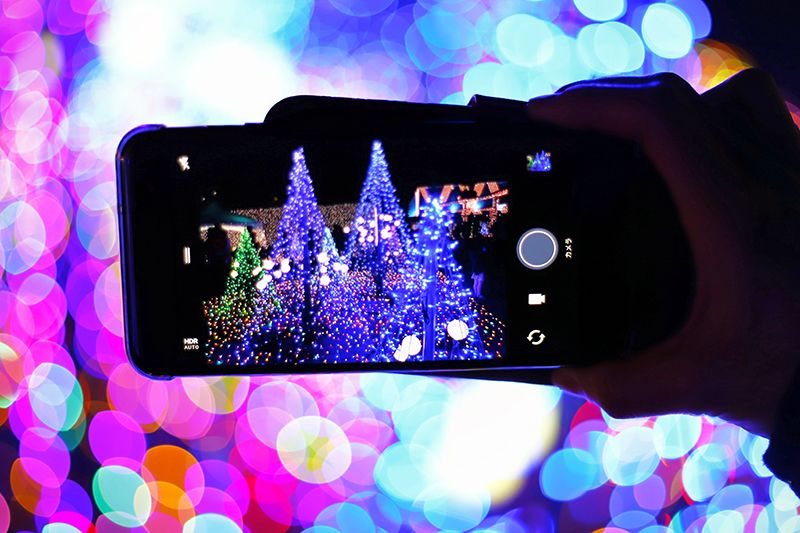 วันคริสต์มาสอีฟ แผนและจุดที่แนะนำ การประดับไฟในวันคริสต์มาส การประดับไฟผ่านรูปภาพการถ่ายภาพต้นไม้บนสมาร์ทโฟน
