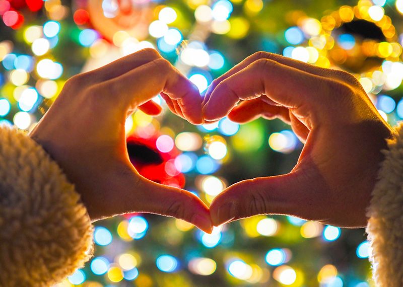 วันที่วันคริสต์มาสอีฟ แผนและจุดแนะนำ ไฟคริสต์มาส คู่รักต้นคริสต์มาสสร้างหัวใจ