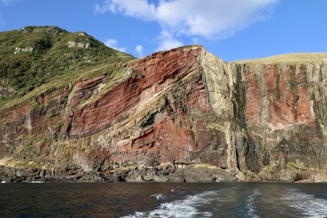 หน้าผาแดงแห่งโอกิ หน้าผาสูงชัน และเรือตื่น