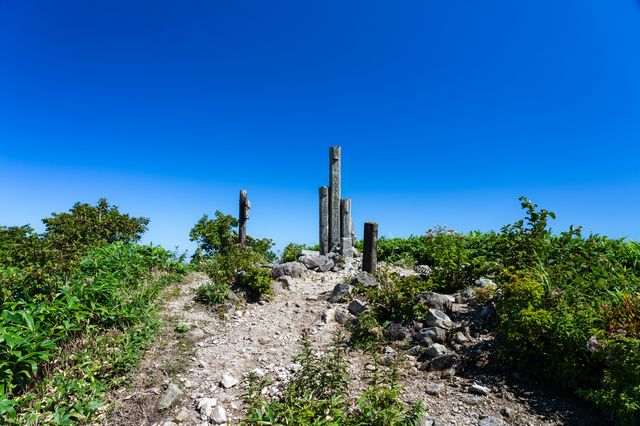 ภูเขาเคนาชิ ตั้งอยู่บนชายแดนระหว่างจังหวัดทตโตริและโอกายามะ ในช่วงฤดูร้อน