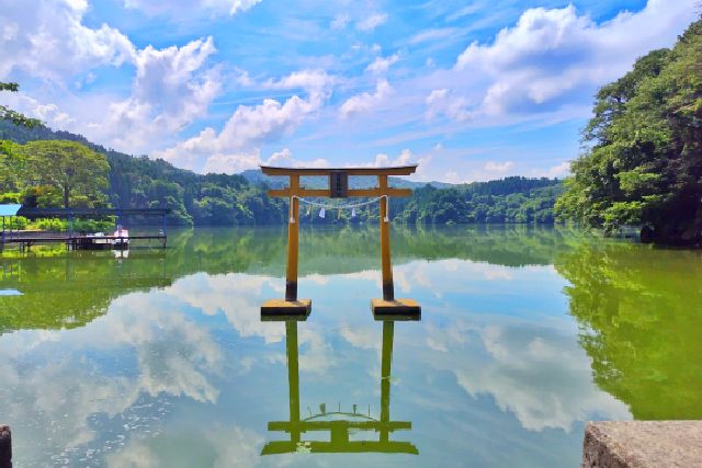 ประตูโทริอิของศาลเจ้าอุคิฟุอิเกะและนิเฮฮิเมะในจังหวัดชิมาเนะ