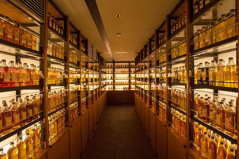 ทัวร์โรงกลั่น ทัวร์แนะนำ อันดับ โรงกลั่นสุรา Suntory Yamazaki โอซาก้า คันไซ ซันโทรี่วิสกี้ วิสกี้ในประเทศแห่งแรก ยามาซากิ ทัวร์ฟรี ห้องสมุดขวด ขวดวิสกี้ดั้งเดิมหลายพันขวด