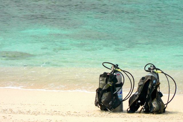 海辺に置かれたスキューバダイビング用の酸素ボンベ