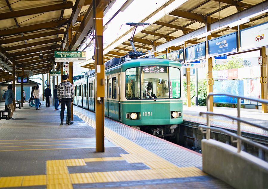 Enoden เที่ยวชม Enoshima Electric Railway สถานี Kamakura ผู้คนกำลังรอ Enoden