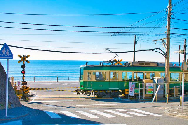 江ノ電観光スポット　江ノ島電鉄　鎌倉高校駅前の踏切　鎌倉高校前1号踏切　鎌倉高校前駅　神奈川県立鎌倉高等学校　人気アニメの聖地　聖地巡礼　線路越しに海が広がる絶好のロケーション