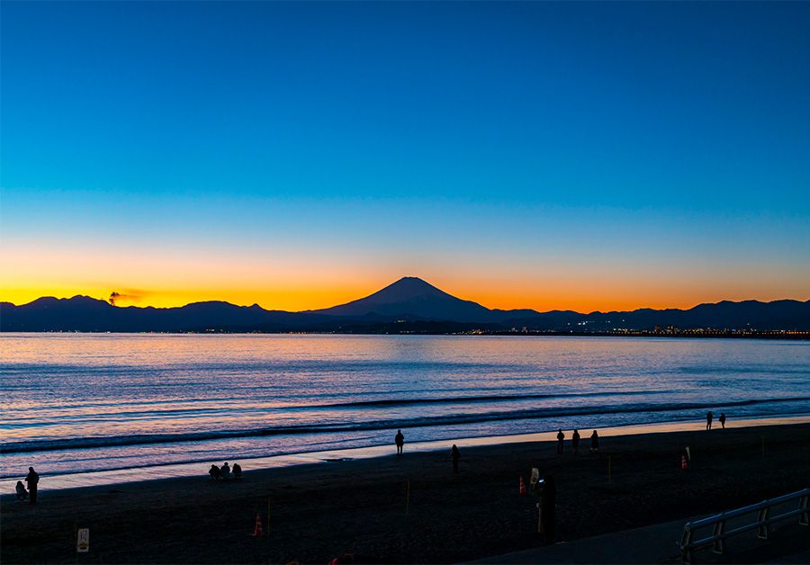 江ノ電観光スポット　江ノ島電鉄　片瀬西浜海岸　江ノ島駅　美しいサンセット　夕日に浮かぶ富士山のシルエット