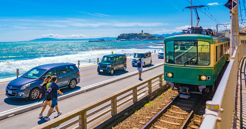 江ノ電観光　映えるスポット　おすすめモデルコース　江ノ島電鉄と江ノ島　美しい海　七里ヶ浜駅　海岸沿いを走る江ノ電と海の構図