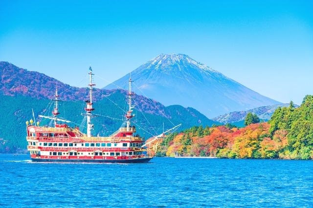 神奈川・箱根 芦ノ湖 遊覧船と富士山 秋