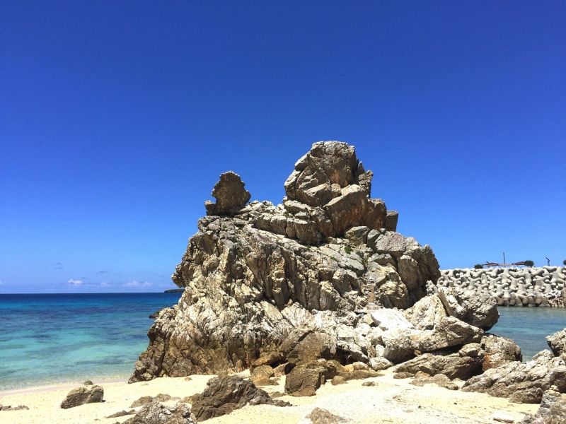沖縄・本部町にあるゴリラチョップ岩の写真