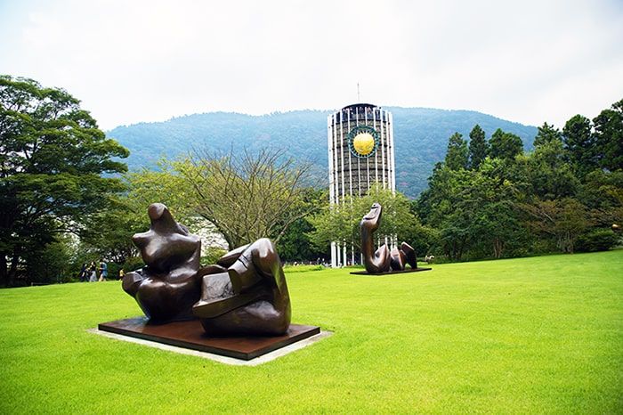 箱根　観光スポット　彫刻の森美術館　自然とアートの調和　国内初の野外美術館　7万平方メートルを誇る広大な敷地　体験しながら楽しめる展示物