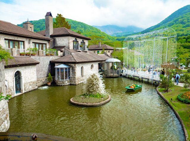 箱根　観光スポット　箱根ガラスの森美術館　ヨーロッパ貴族が愛したヴェネチアングラスの名品　約100点を展示　エントランスを飾るアーチ　約16万粒ものクリスタルガラス