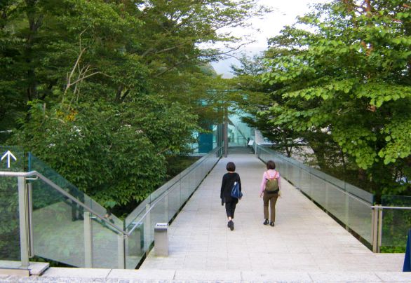 箱根觀光地 波拉美術館 自然與藝術和諧相處的博物館 莫內雷諾阿 印象派 巴黎學院 約1萬幅20世紀西洋近代畫作 日本建築學會獎建築 森林長廊 全長 670m