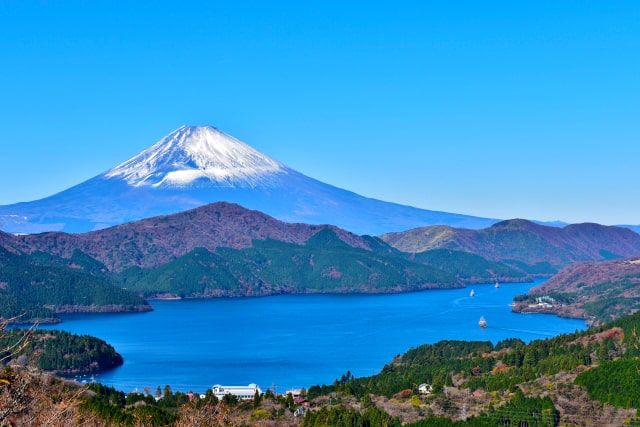 箱根　観光スポット　芦ノ湖　富士山　箱根のシンボル　神秘的な湖　箱根火山のカルデラ