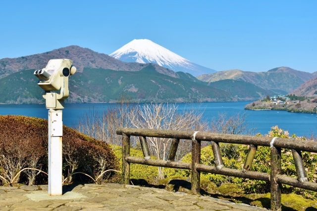 箱根　人気スポット　弁天の鼻展望台　恩賜箱根公園内　芦ノ湖畔に突き出した展望台　富士山を背景に芦ノ湖と箱根神社の眺望が楽しめる絶景スポット