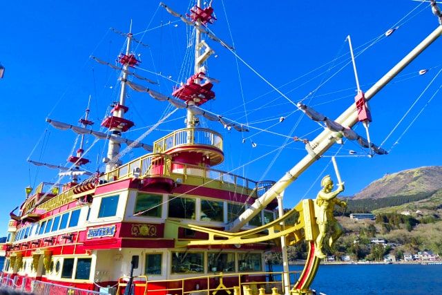 Hakone　人気スポット　子供と楽しむ　Hakone Pirate Ship　pleasure boat　Synonymous with sightseeing in Hakone　Lake Ashi　桃源台港　Hakone町港　元Hakone港　海賊船　Fuji Mountain　Hakone Shrineの赤い鳥居　水面から一望　撮影スポット