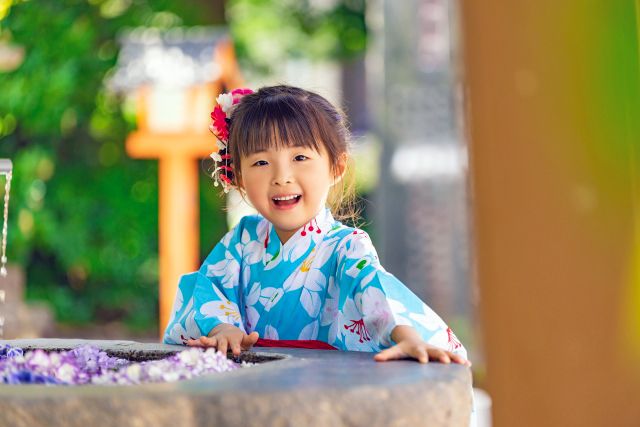 紫陽花の花手水　　手水舎で笑顔の浴衣を着た子供　七五三