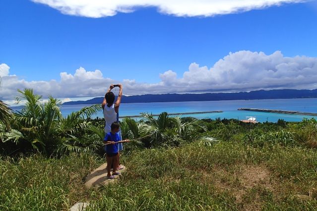 沖縄　鳩間島　徒歩　散歩を楽しむ親子