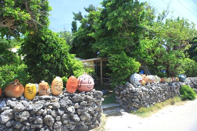 沖縄　鳩間島　観光スポット　集落の様子　浮きを使ったアート作品