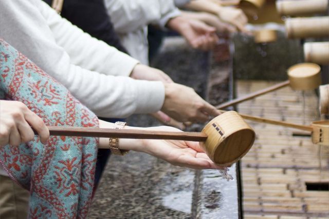 People washing their hands at the shrine's chozuya