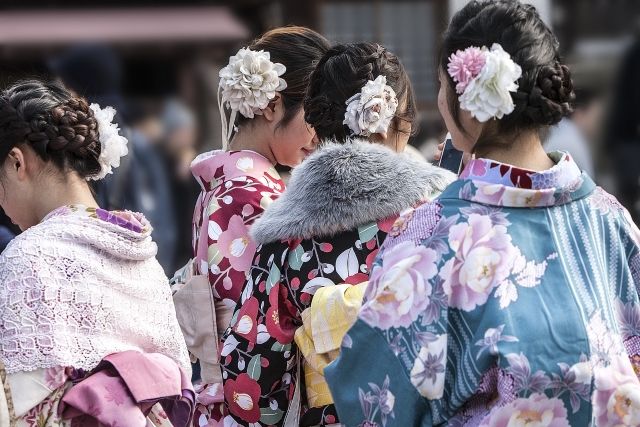 Women visiting New Year's shrine in kimono