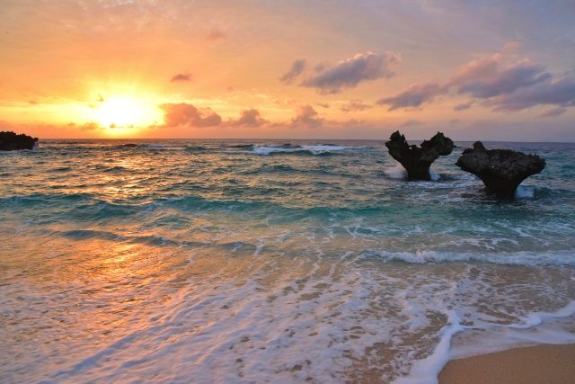 沖縄・古宇利島　ハートロック　サンセット　ティーヌ浜の夕日