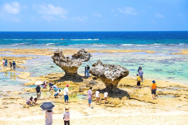 沖縄・古宇利島　ティーヌ浜　ハートロック　観光客
