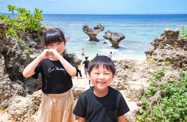 沖縄家族旅行　古宇利島　ハーロック　観光を楽しむ子供
