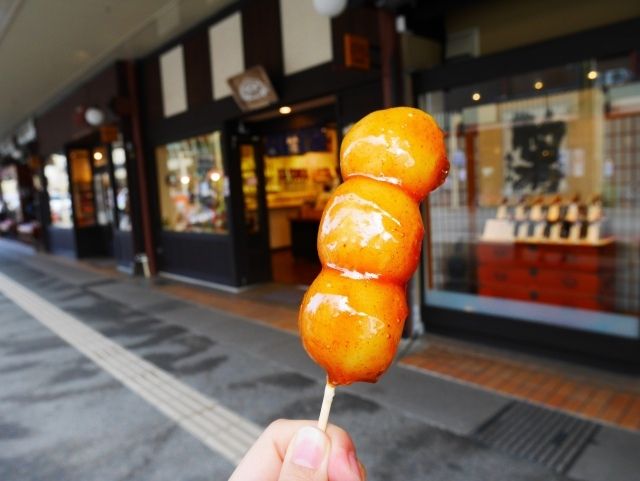 Eating while walking in Hida Takayama Mitarashi dango