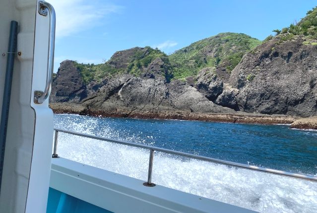 A boat heading for Hirizo Beach