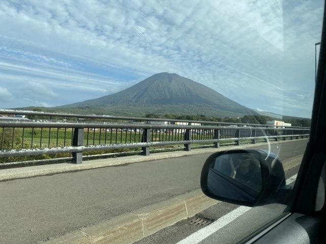 北海道　車から撮影した羊蹄山　蝦夷富士