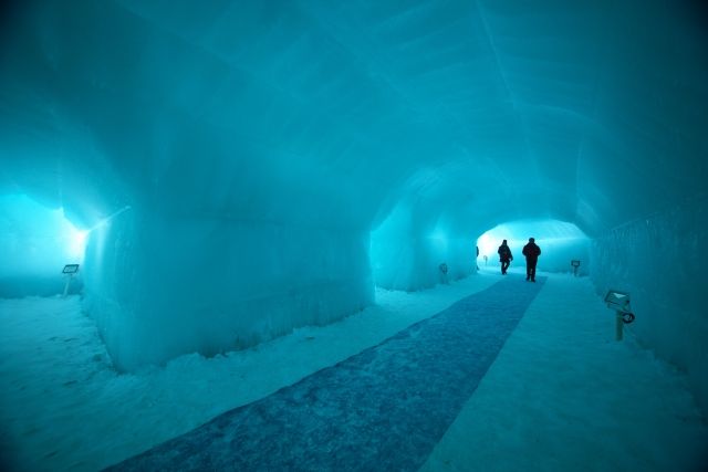 厳冬の北海道で開催される千歳支笏湖氷濤まつり