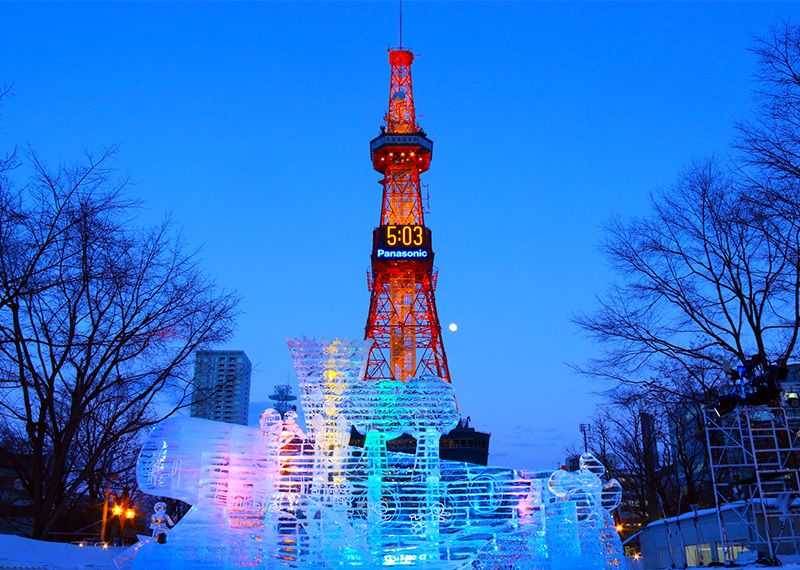 冬の北海道　人気　観光スポット　おすすめランキング　札幌　さっぽろ雪まつり　氷のオブジェとさっぽろテレビ塔