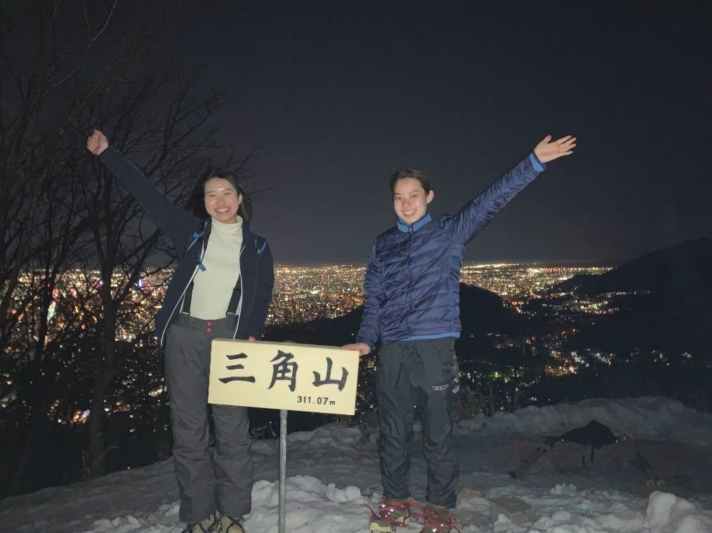 札幌「Guide　Office　Pika」が主催する夜のスノーシュー体験を楽しむ女性