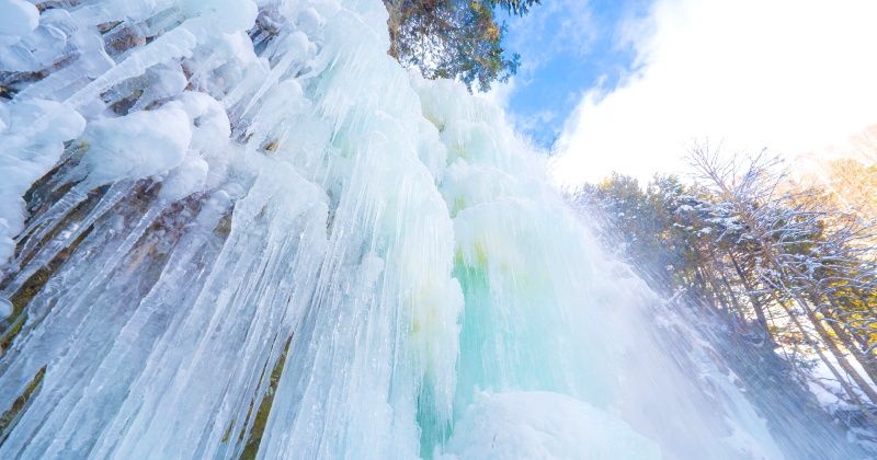 氷の芸術「氷瀑」とは？大自然を体感できるアクティビティプラン紹介