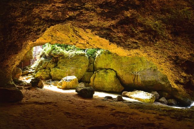 สถานที่ท่องเที่ยวถ้ำ Nyatiya เกาะอิเอะจิมะอันห่างไกลของโอกินาว่า