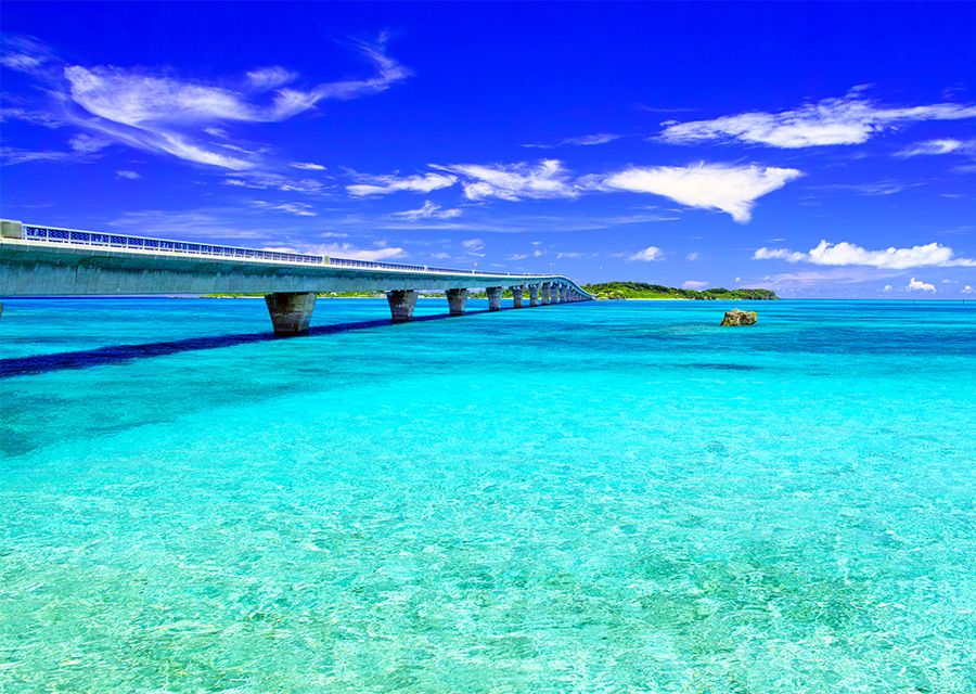 冲绳离岛 池间岛旅游景点推荐排名 池间大桥 宫古岛一侧 翠绿 钴蓝 渐变 池间蓝