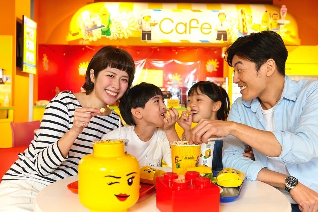 ครอบครัวกำลังรับประทานอาหารกลางวันที่ร้านกาแฟที่ Legoland Discovery Center โอซาก้า