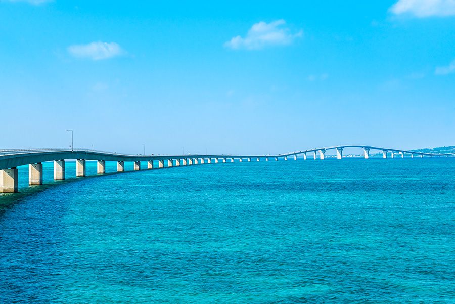 沖繩 伊良部島 旅遊景點排名 伊良部大橋 連接宮古島和伊良部島的橋樑 宮古藍海 全長 3,540m 日本最長的橋樑 珊瑚島 絕景
