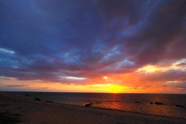 พระอาทิตย์ตกที่หาดชิราโฮะในเกาะอิชิงากิ โอกินาว่า