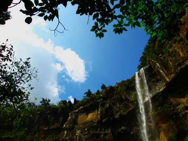 沖縄の西表島（いりおもてじま）にある「ピナイサーラの滝」
