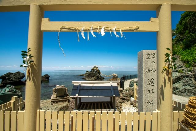 伊勢志摩国立公園にある二見興玉神社の夫婦岩