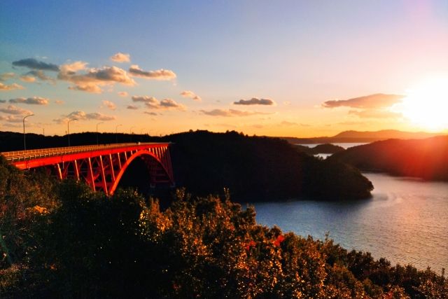 伊勢志摩国立公園にある的矢湾大橋、パールロードの赤い橋と夕陽