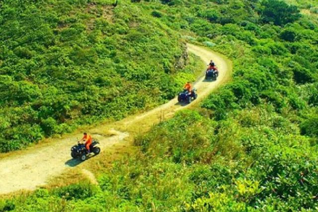 A four-wheeled buggy tour run by Ishigaki Seaside Hotel, a business on Ishigaki Island, Okinawa Prefecture